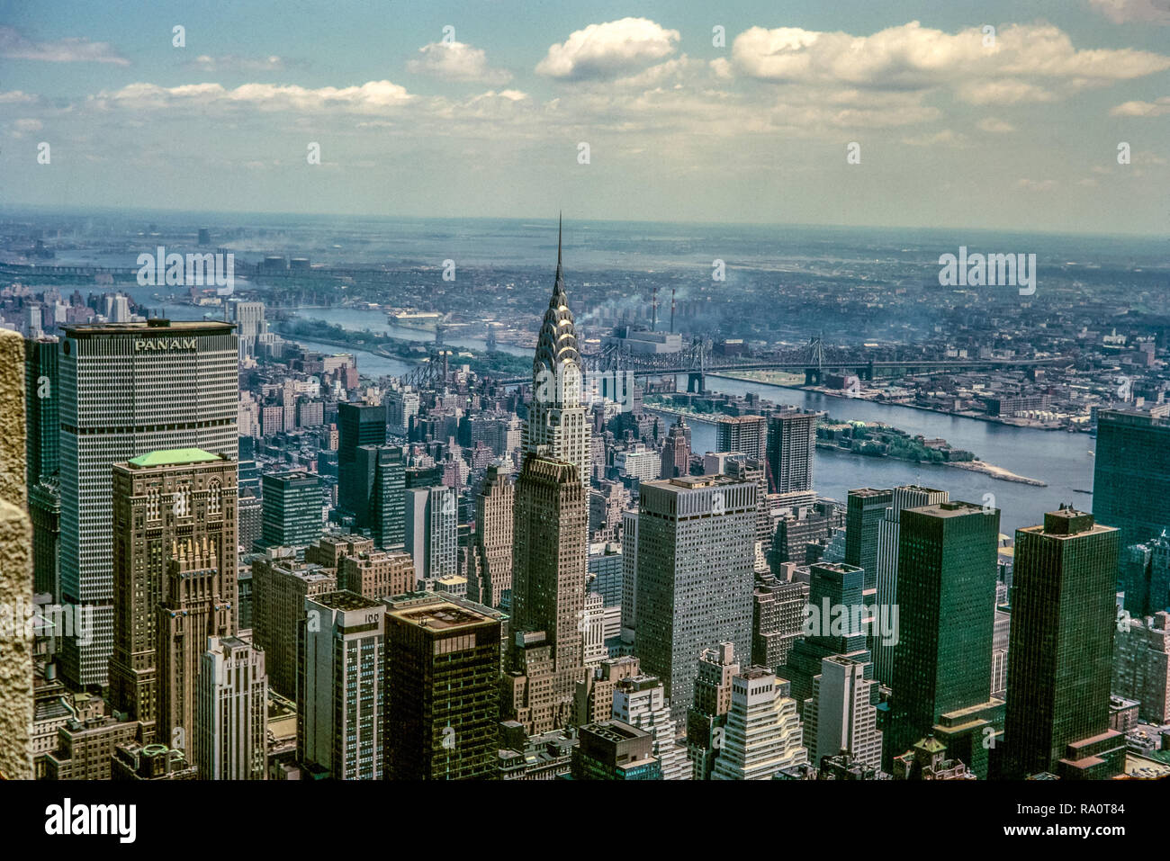 Juni 1964. Blick von der Spitze des Empire State Building in New York City, über das Chrysler Building und die Pan Am Gebäude suchen. Stockfoto