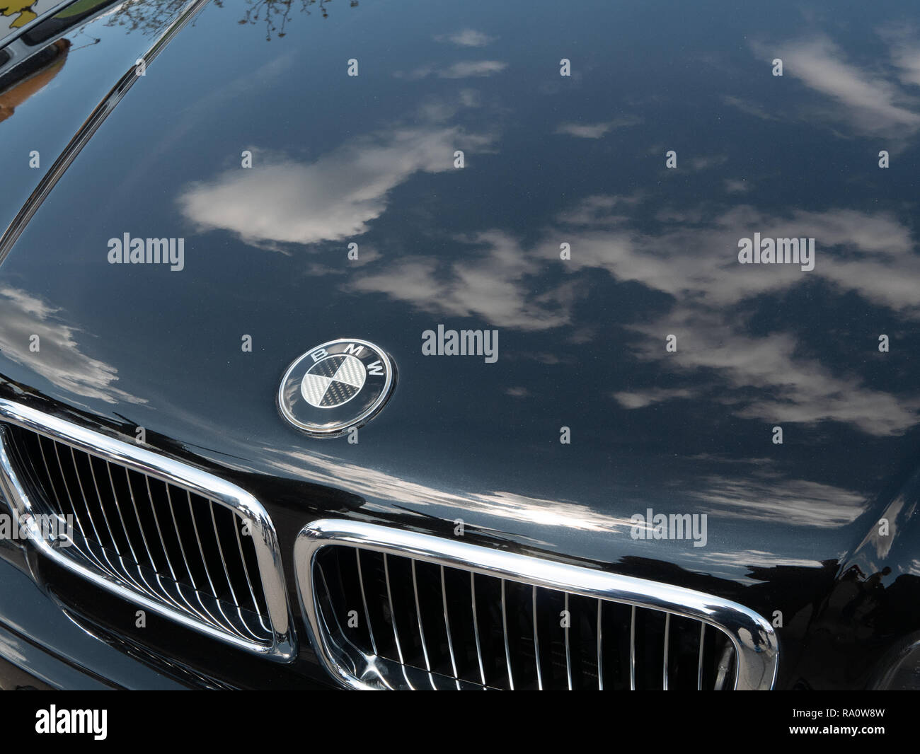 Kiew, Ukraine - April 28, 2018: Blick von oben auf BMW schwarz poliert  glänzend Auto Motorhaube mit Emblem Stockfotografie - Alamy