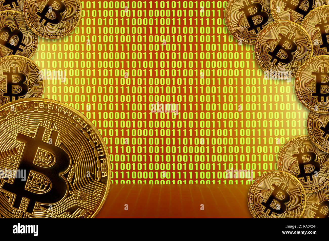Dezentrale cryptocurrency Konzepte, bitcoin auf binären Code angezeigt. Transfer oder digitale Geldwechsel durch blockchain Technologien Stockfoto