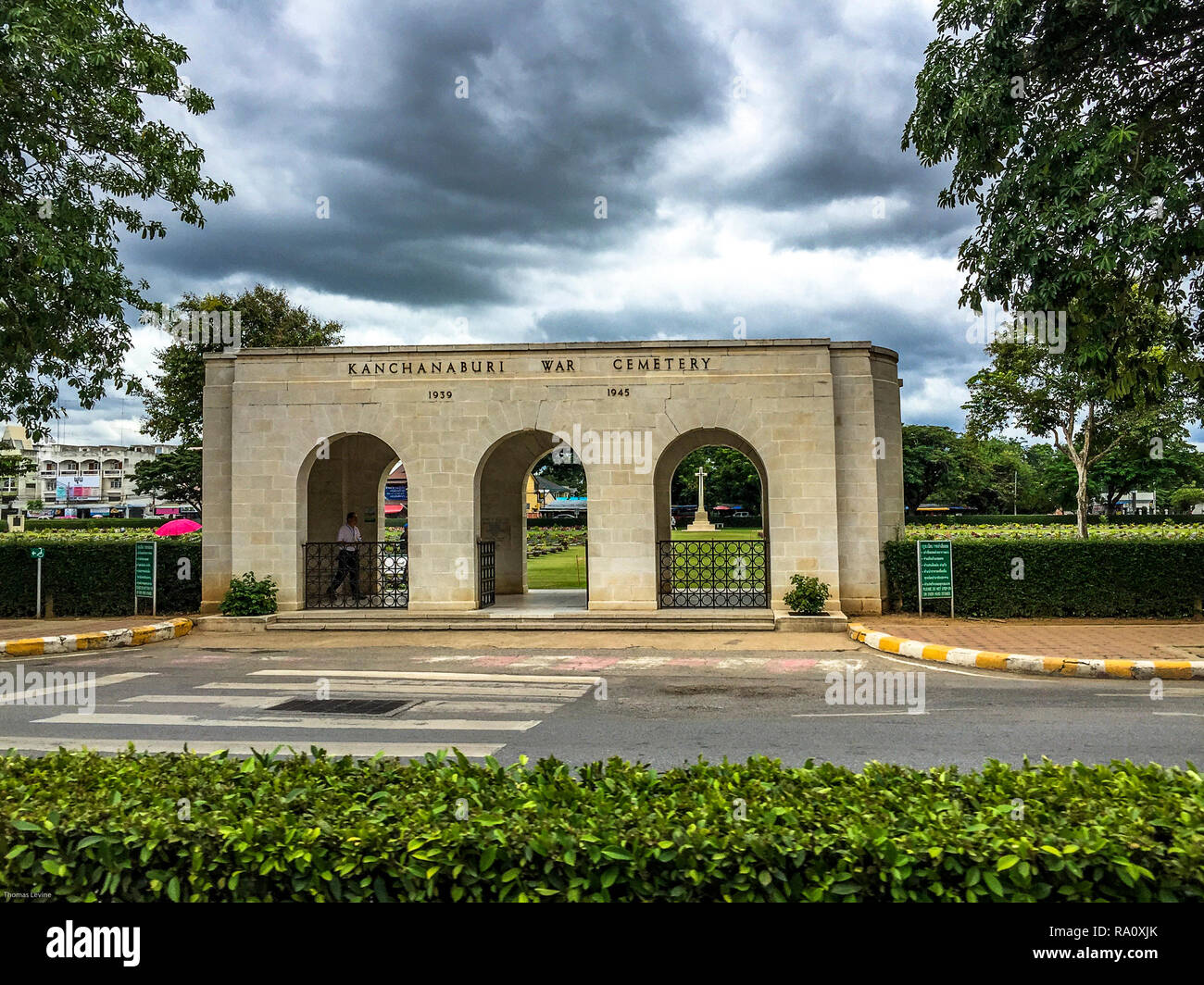 Kanchanaburi Krieg Friedhof Haupteingang Gebäude von der Straße aus fotografiert. Stockfoto