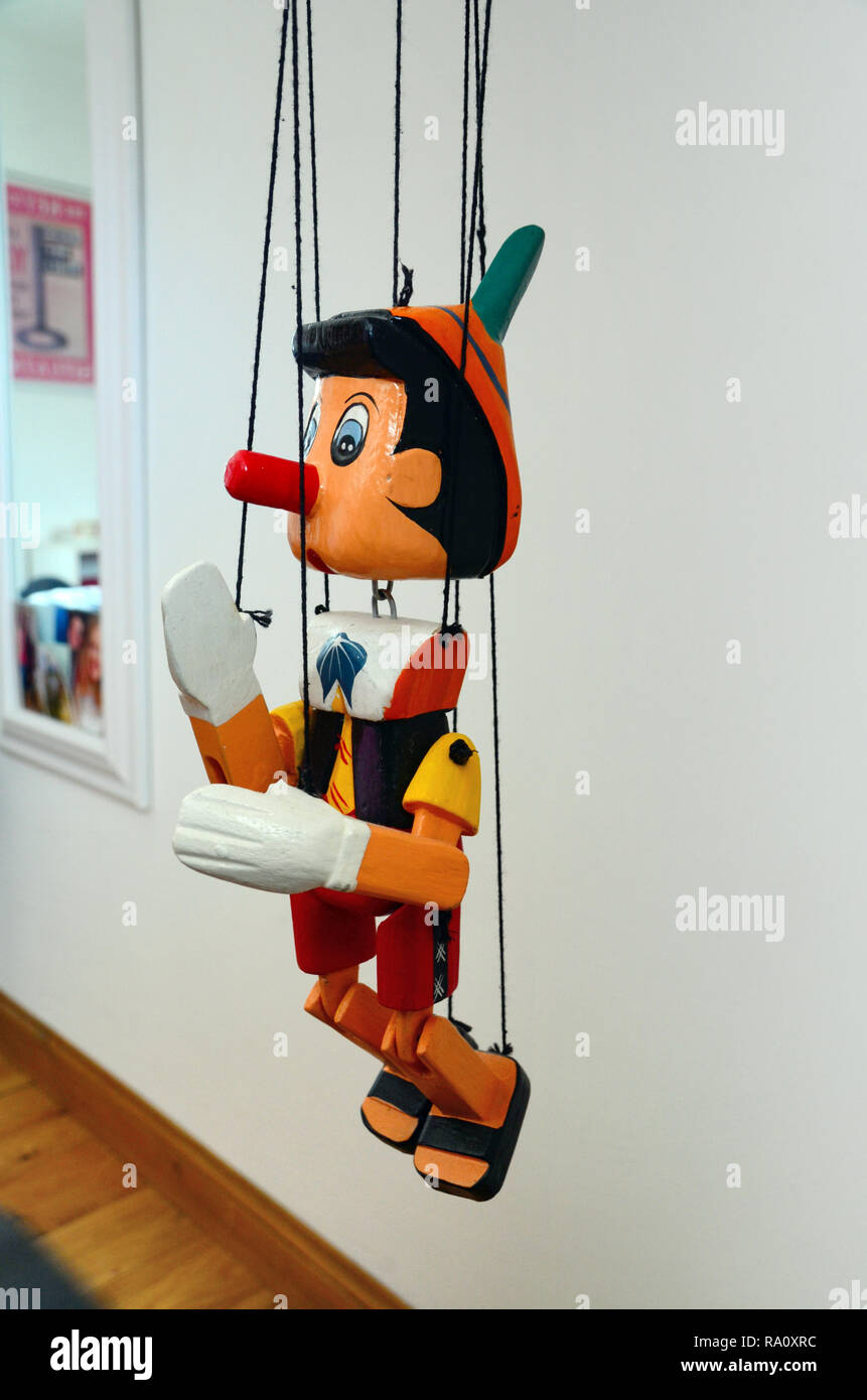 Hölzerne Marionette Pinocchio, der fiktive Charakter der Roman die Kinder  die Abenteuer von Pinocchio (1883) der italienische Schriftsteller Carlo  Collodi Stockfotografie - Alamy
