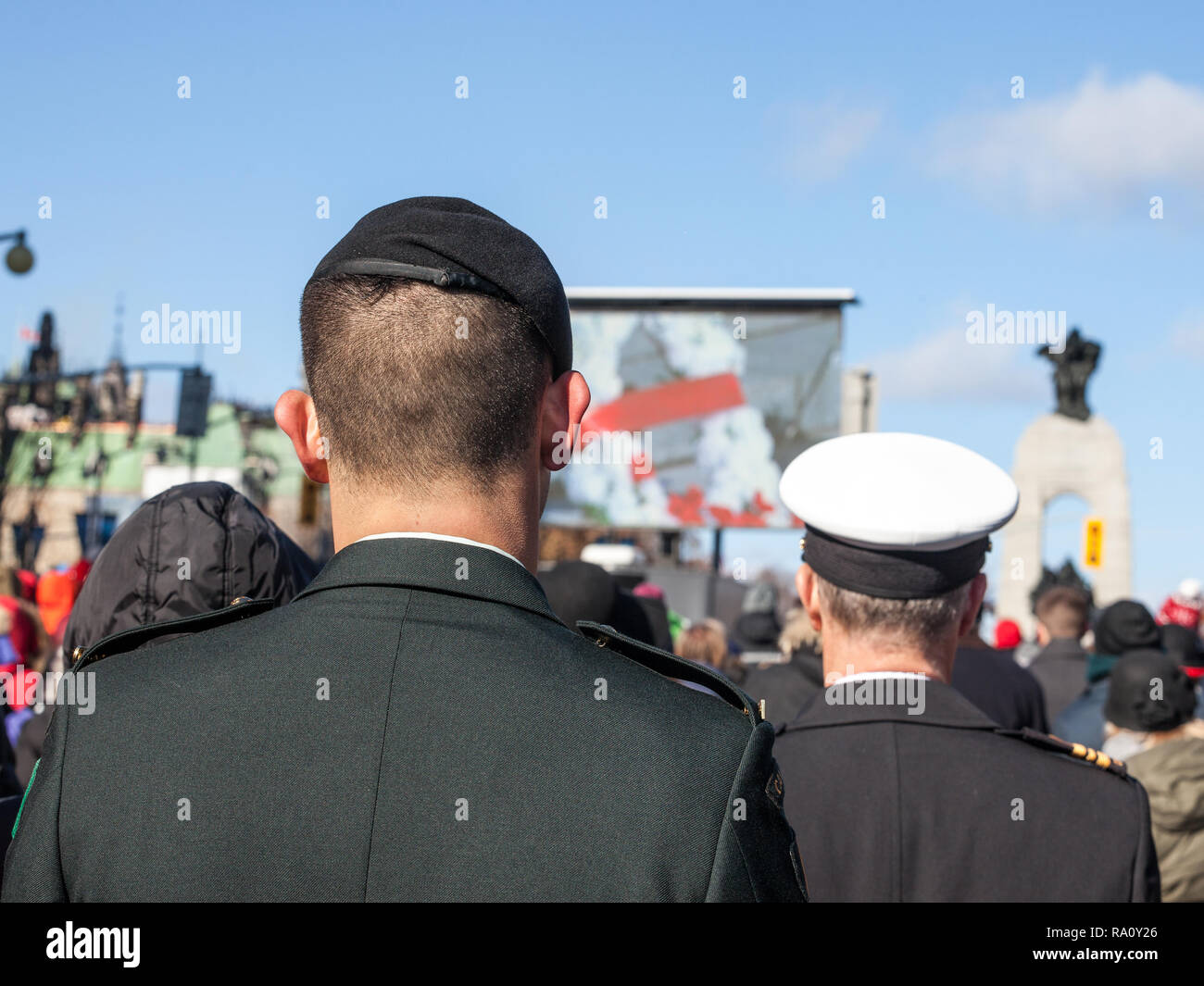 OTTAWA, Kanada - 11 November, 2018: Soldaten der Kanadischen Armee, zwei Männer, von der Marine und Bodentruppen, von Hinter, stehend auf Zeremonie für Rememb gesehen Stockfoto