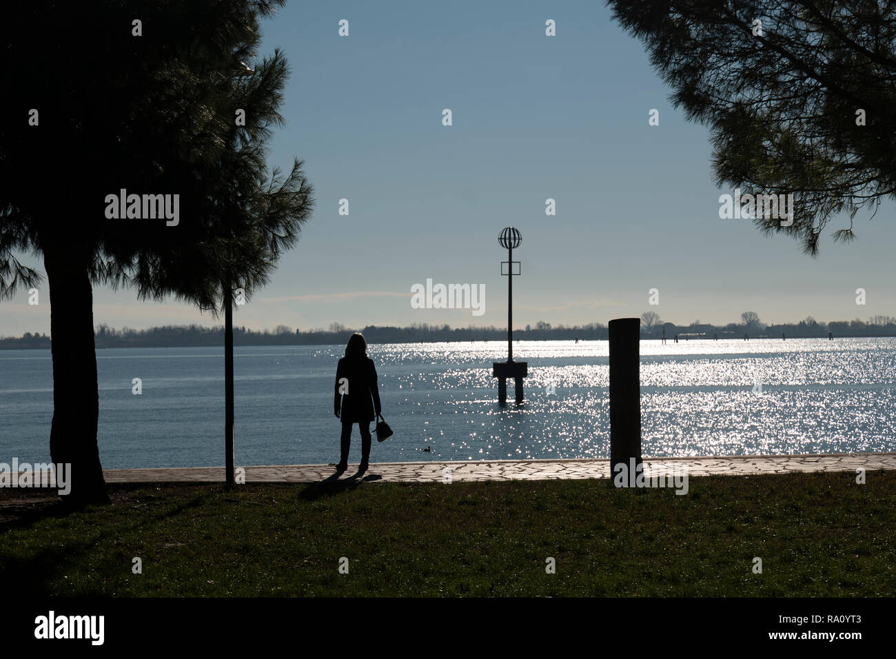 Frau mit Blick auf die Lagune, Burano, Venedig, Italien. Stockfoto