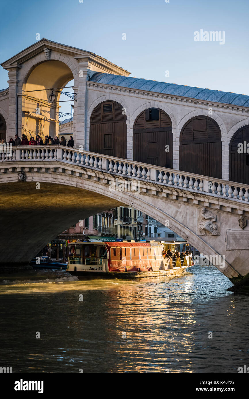 Vaporetto unter Rialto Brücke, Venedig, Italien. Stockfoto