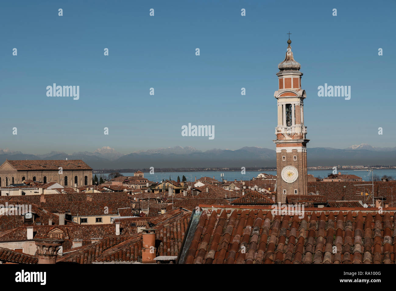 Santi Apostoli Kirchturm mit Sonnenuhr, Venedig, Italien. Stockfoto