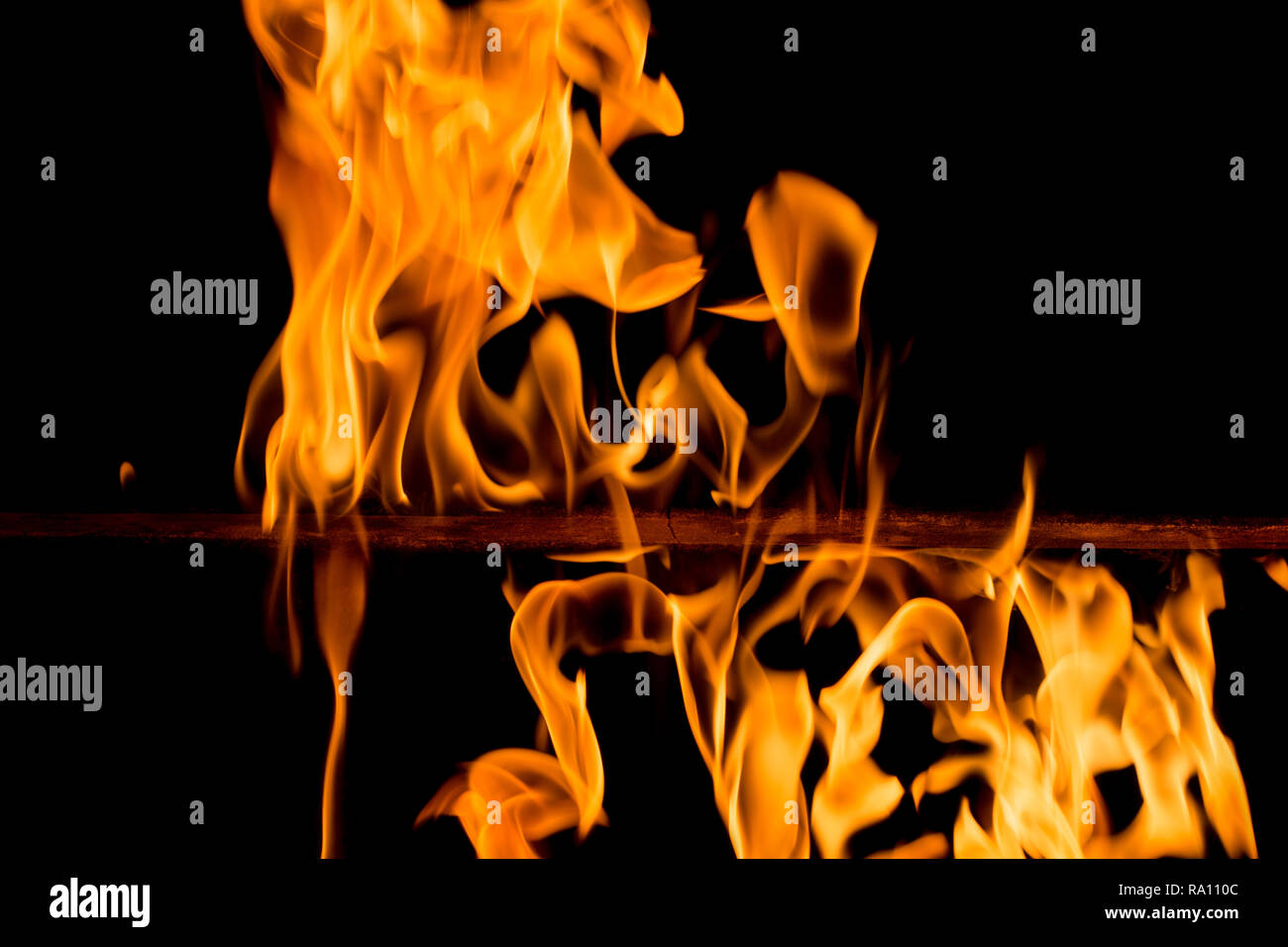 Feuer flammen auf schwarzem Hintergrund. Die hellen und farbenfrohen Feuer gegen eine schwarze Nacht. Stockfoto