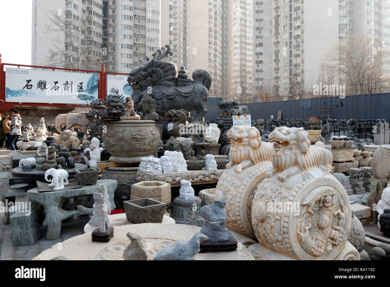 Beijing Kunst und Antiken Markt, auch bekannt als der Schmutz Markt oder Panjiayuan (lokal), China. Stockfoto