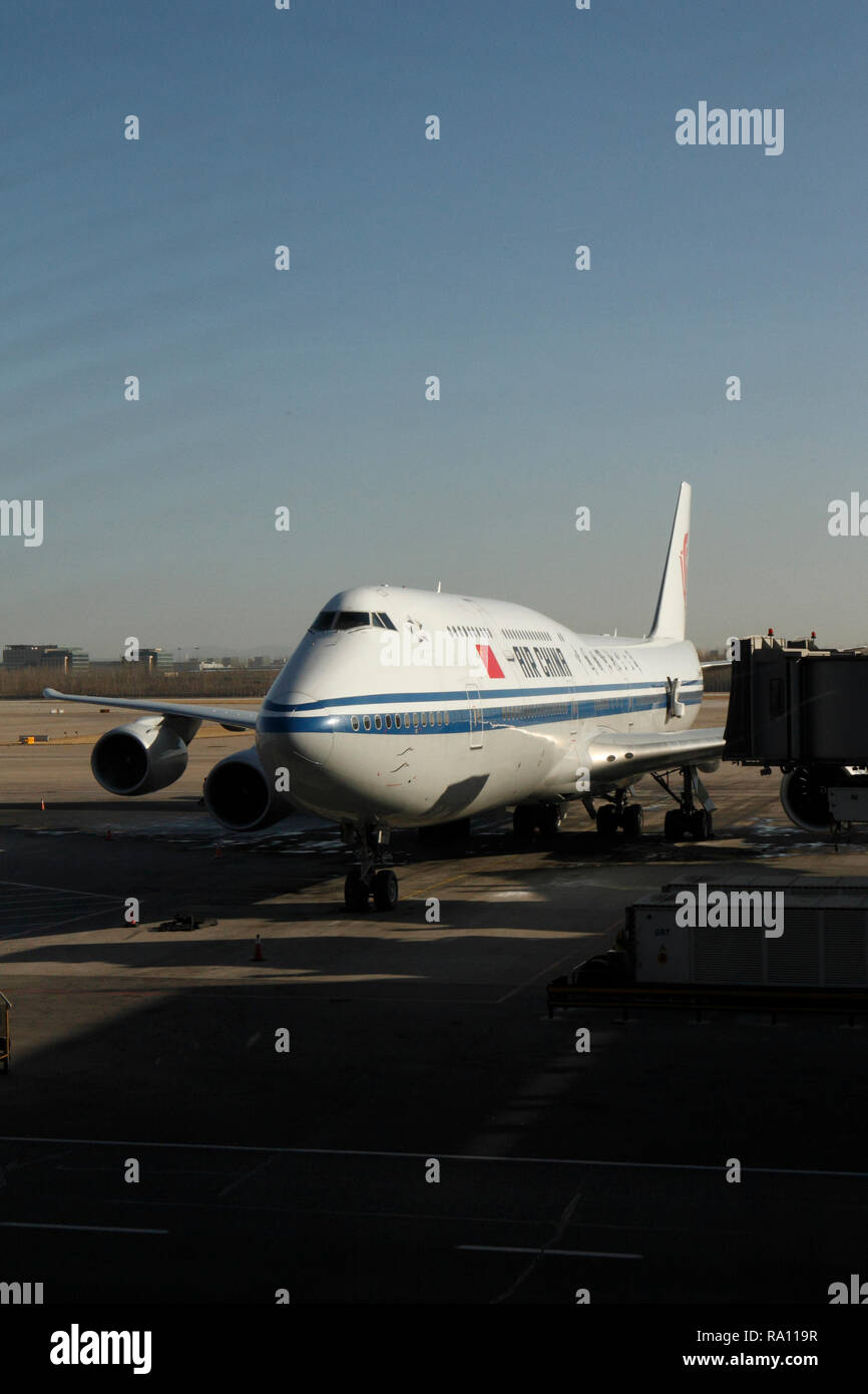 Boeing 747-89L am internationalen Flughafen Peking Capital, Terminal 3. China. Stockfoto