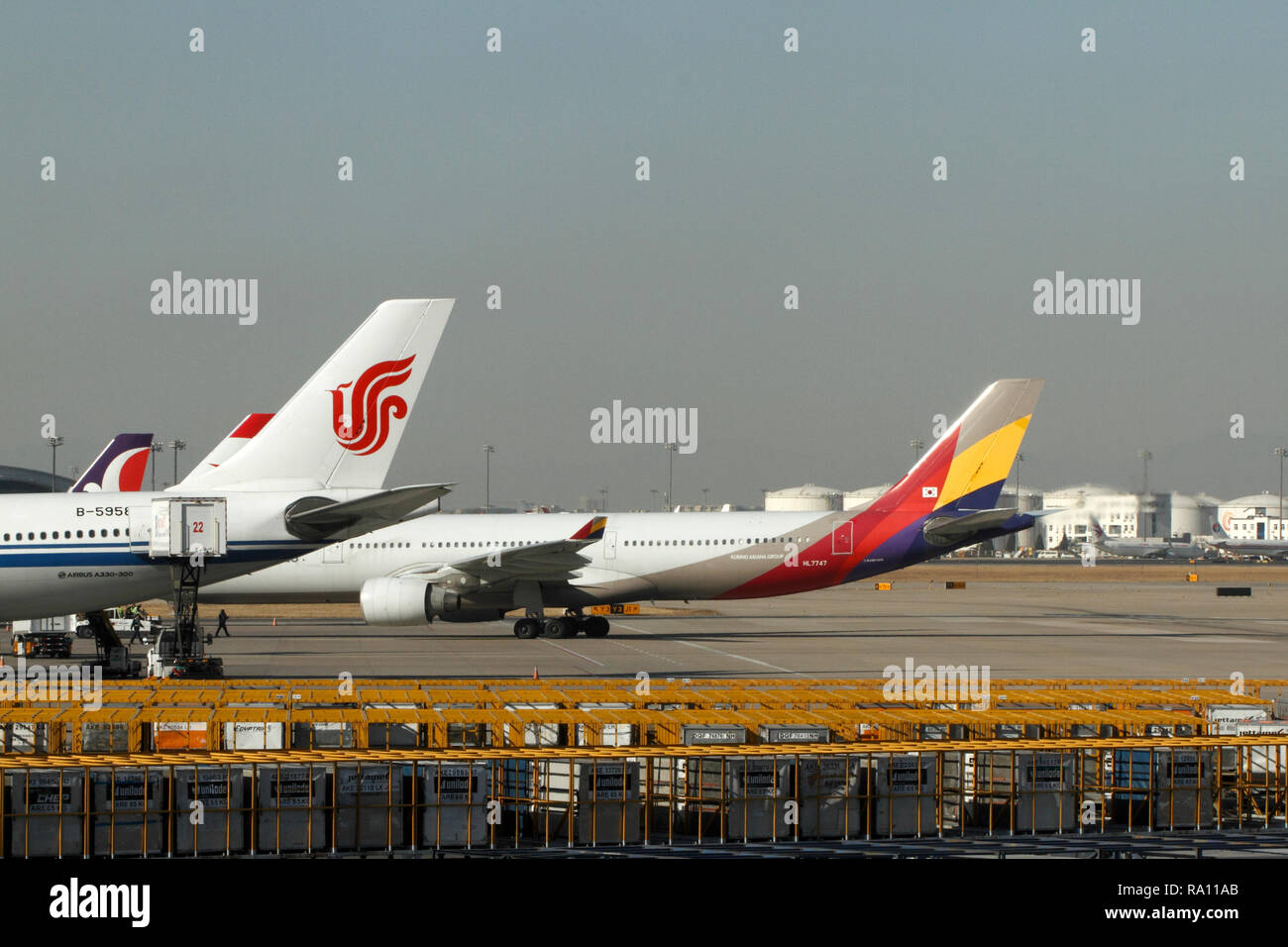 Tailplanes von langstreckenflügen Jets an der Beijing Capital International Flughafen. Stockfoto