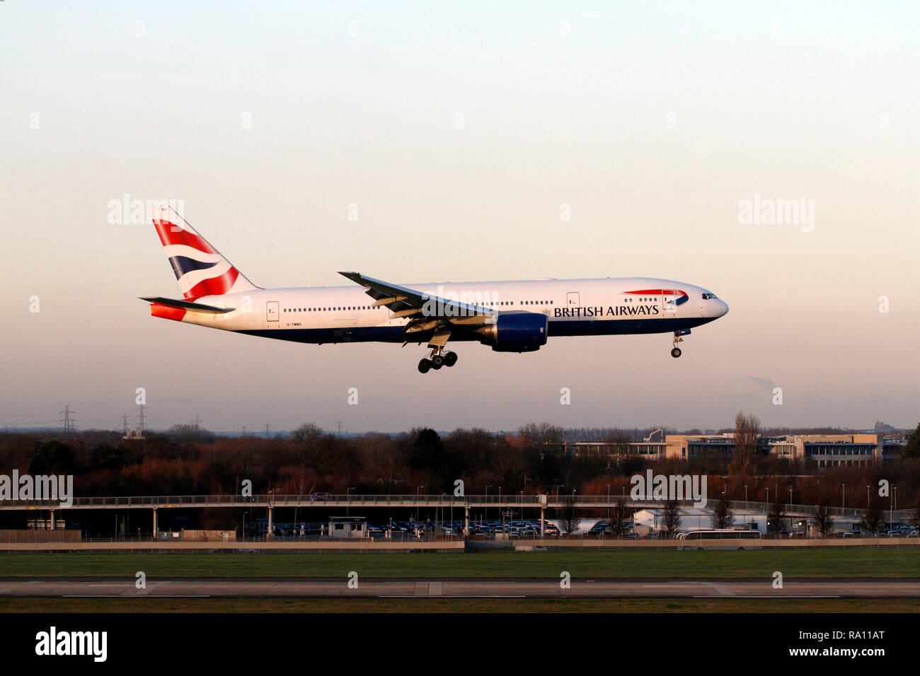 Boeing 777-236 BA, BRITISH AIRWAYS zweimotorigen Turbofan airliner Landing at Terminal 5, Flughafen Heathrow, London, Großbritannien. Stockfoto