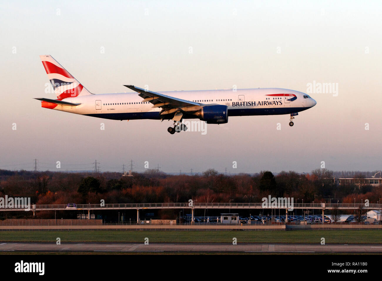 British Airways Boeing 777-200ER Landung am Flughafen Heathrow, Terminal 5, London UK Stockfoto