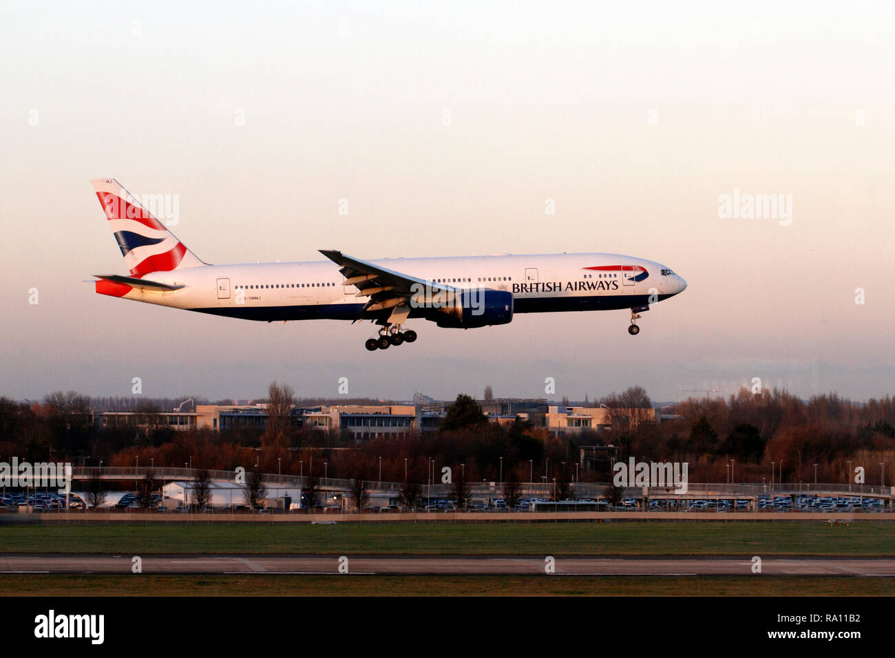 British Airways Boeing 777-200ER Landung am Flughafen Heathrow, Terminal 5, London UK Stockfoto