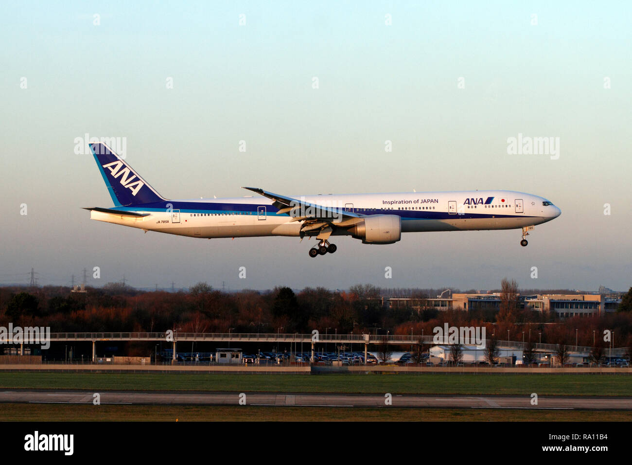 Boeing 777-300, ANA, JA 785 A, All Nippon Airways, Landung in London Heathrow Airport Terminal 5 Start- und Landebahn. Großbritannien Stockfoto