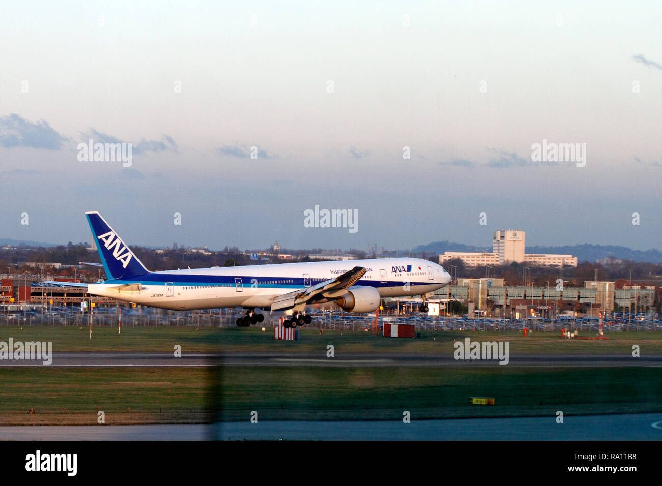 Boeing 777-300, ANA, JA 785 A, All Nippon Airways, Landung in London Heathrow Airport Terminal 5 Start- und Landebahn. Großbritannien Stockfoto