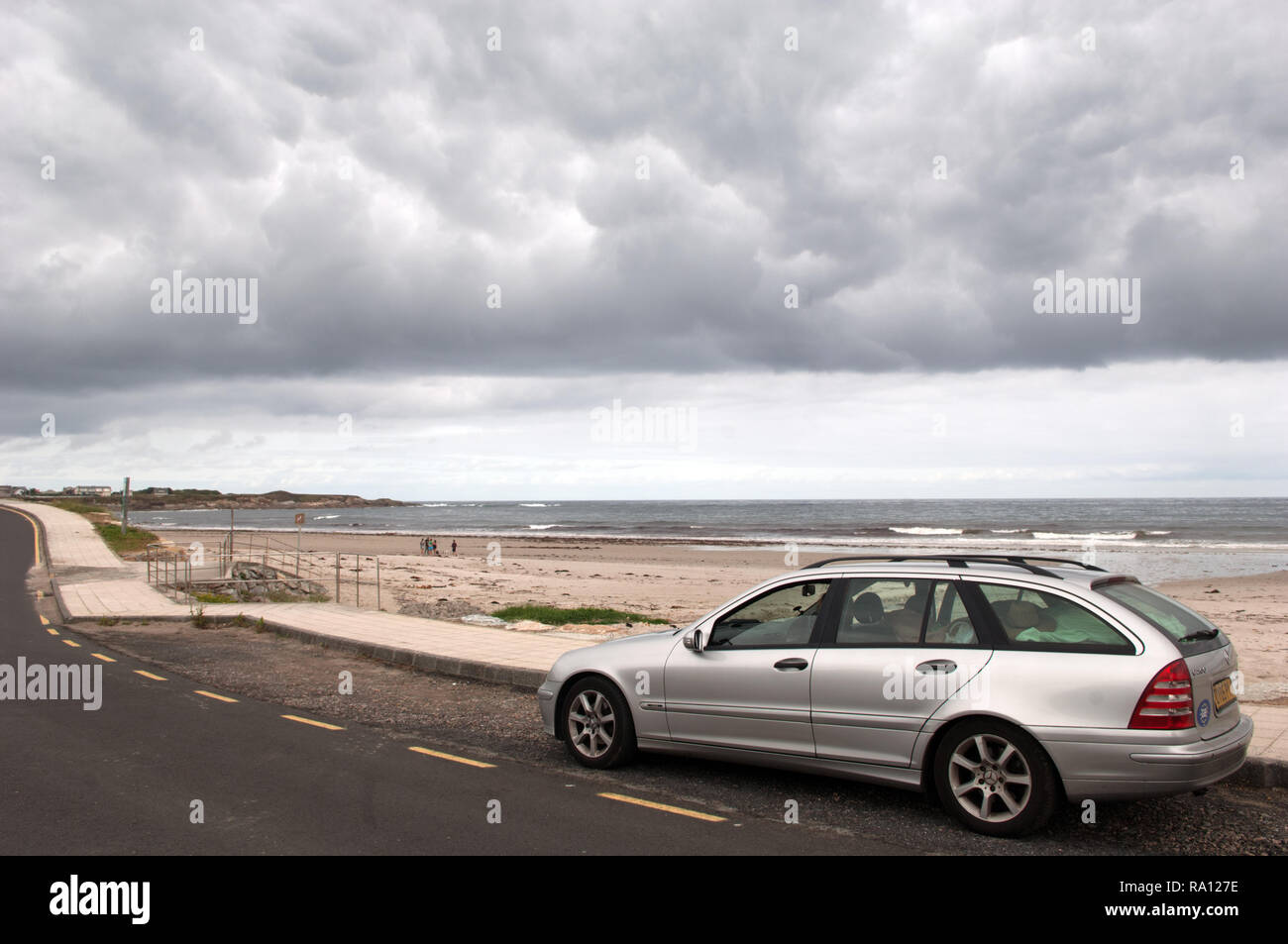 Ein ruhiger Strand, Provinz Lugo, Spanien, mit einem Mercedes Kombi Stockfoto