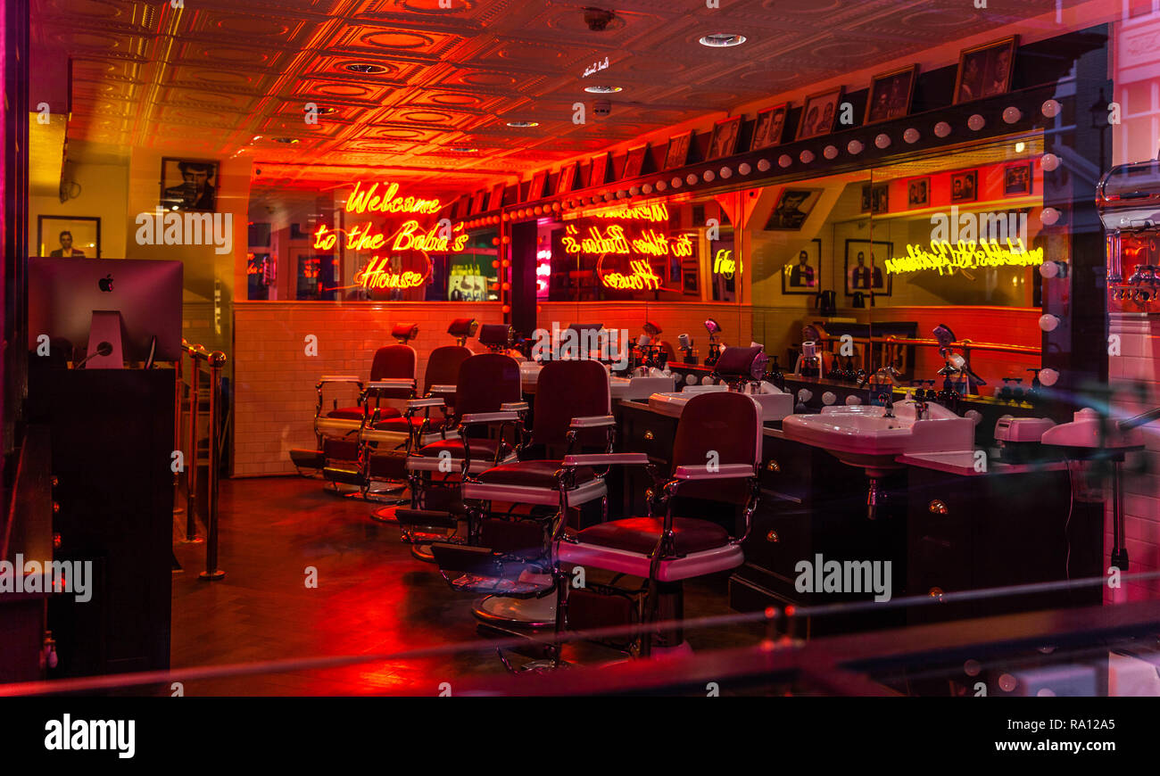 Friseur friseur barbershop Innenraum von außen Schaufenster gesehen, Beak Street, Soho, London, England, UK. Stockfoto