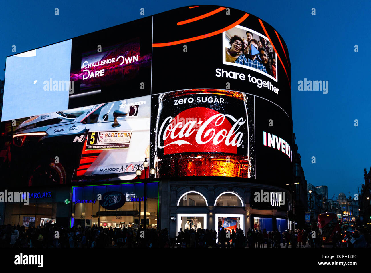 Piccadilly Circus beleuchtete Zeichen in der Nacht, Westminster, London, England, UK. Stockfoto