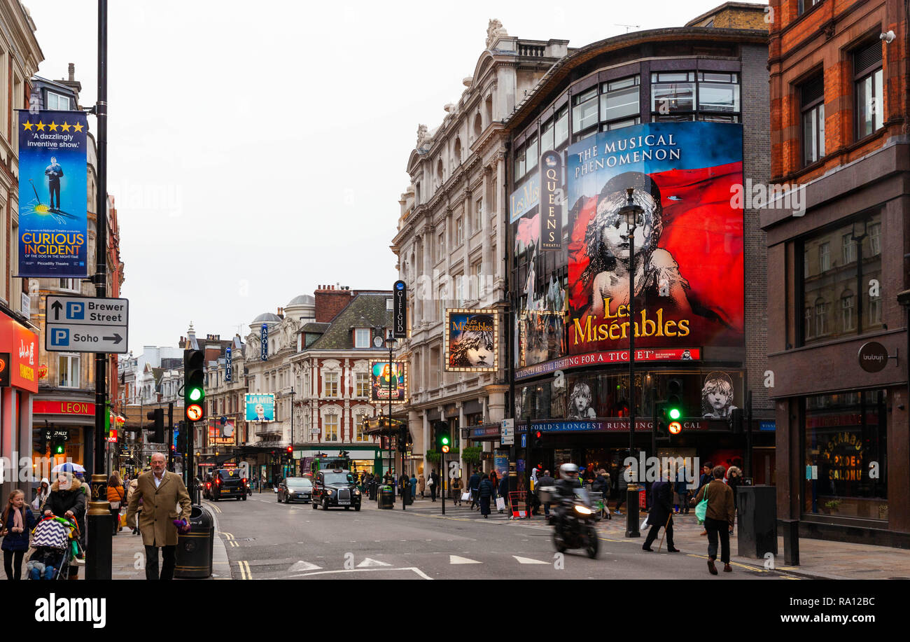 Das West End Theatre District, Shaftesbury Avenue, London, Westminster, W1, England, UK. Stockfoto