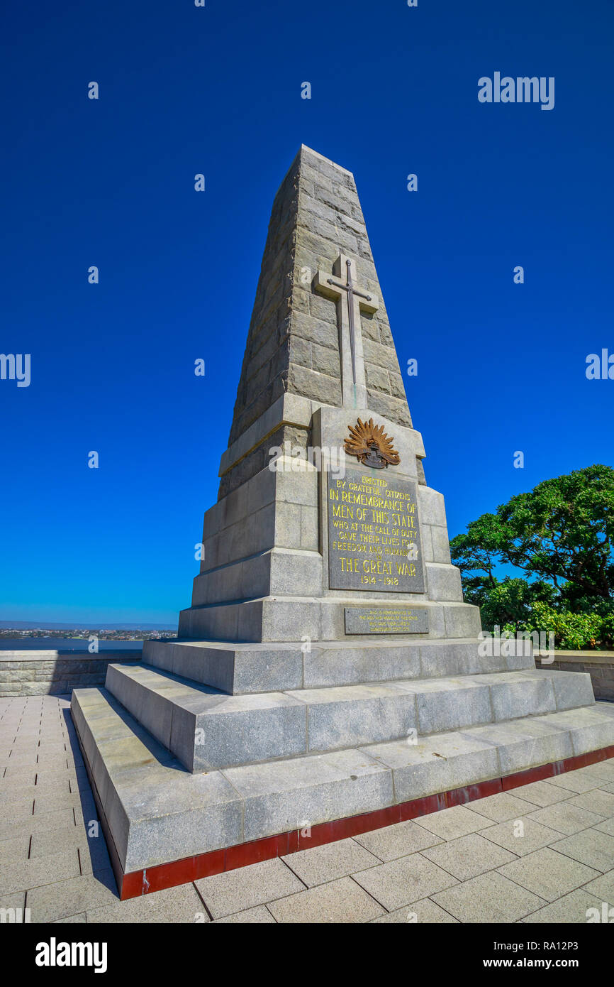 Perth, Australien - Jan 3, 2018: ehrenmal von Kings Park am Zustand War Memorial auf dem Mount Eliza. Kings Park ist ein großer Park in Perth, Western Australian botanischer Garten. Vertikale erschossen. Blue Sky copy Space Stockfoto