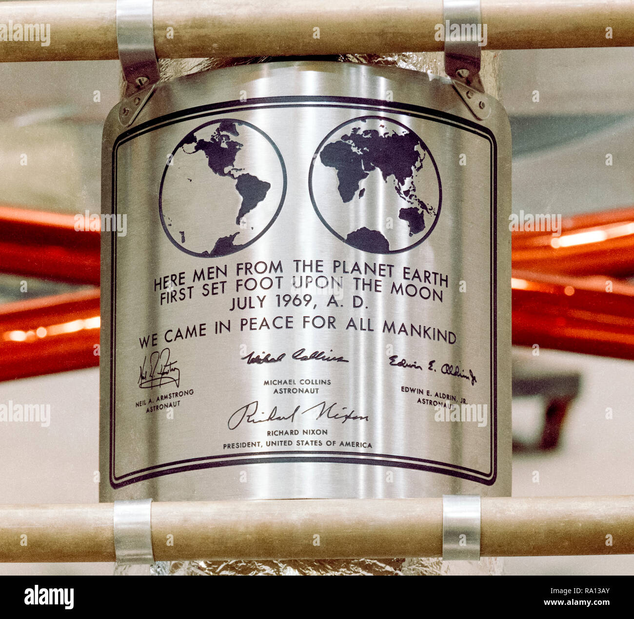Apollo 11 Edelstahl Plakette im Apollo Lunar Module angeschlossen, die auf dem Mond gelandet. Von Jack Kinzler konzipiert, NASA der Text lautet: "Hier Menschen vom Planeten Erde Erste setzen Sie einen Fuß auf den Mond, Juli, 1969, AD. Wir kamen in Frieden für die ganze Menschheit" durch den eingravierten Unterschriften der trägt die Unterschriften von Neil Armstrong, Michael Collins, Buzz Aldrin und Präsident Richard Nixon. Die Plaketten aller erfolgreichen Missionen, landete auf dem Mond. Stockfoto
