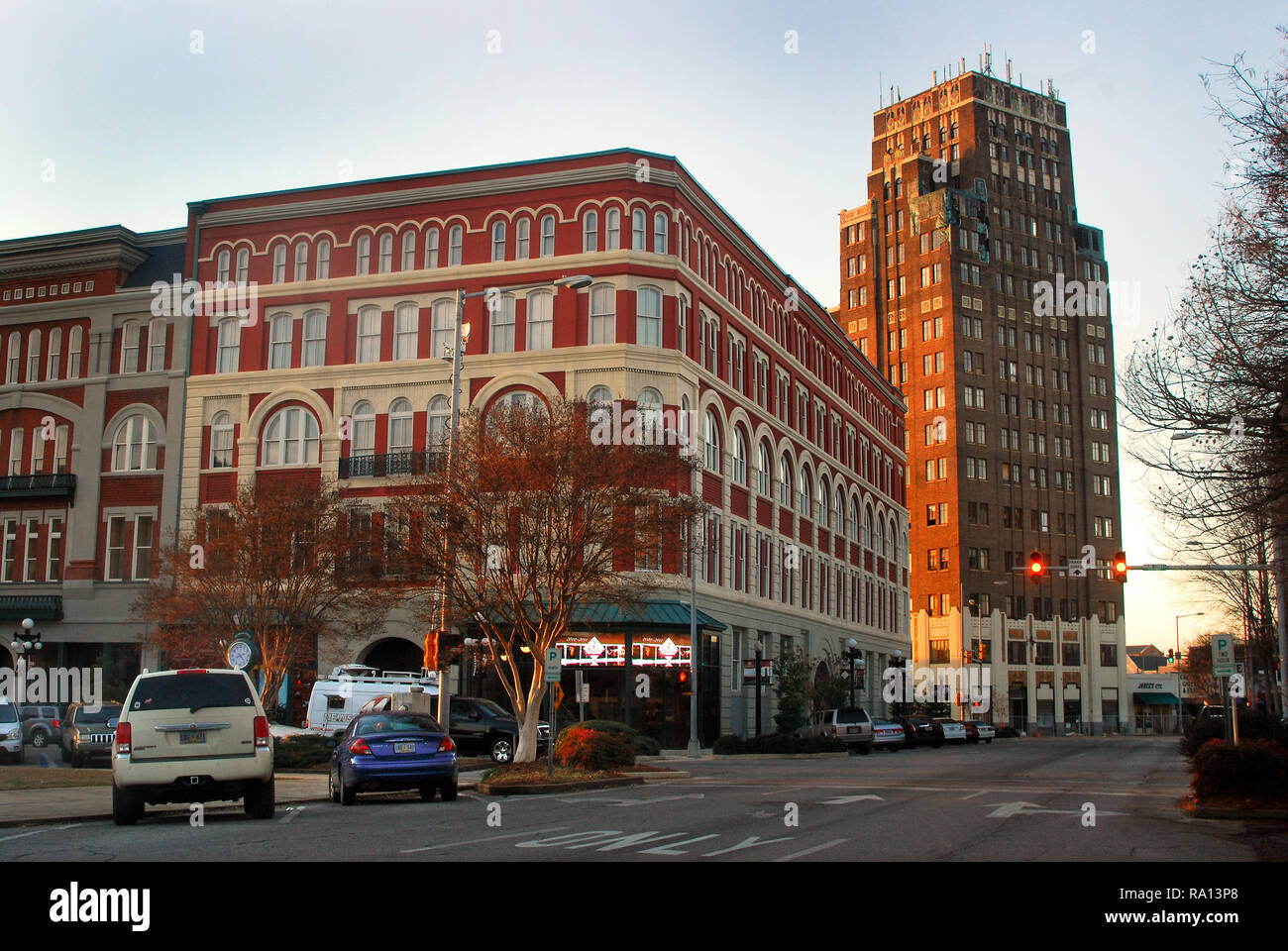 Die Sonne geht auf der Threefoot Building am 31.01.11, 2011 in der Innenstadt von Meridian, Mississippi. Die Threefoot Gebäude ist 16 Stockwerke hoch. Stockfoto