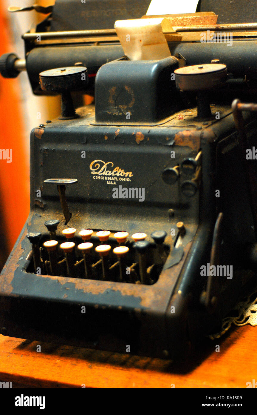 Ein vintage Dalton Registrierkasse sitzt auf einem Schreibtisch Jan. 9, 2011 an der Antique Mall von Meridian in Meridian, Mississippi. Stockfoto
