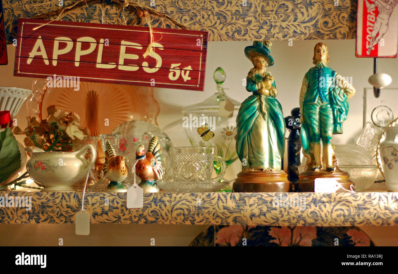 Verschiedene Sammlerstücke sitzen auf einem Regal auf Jan. 9, 2011 an der Antique Mall von Meridian in Meridian, Mississippi. Stockfoto