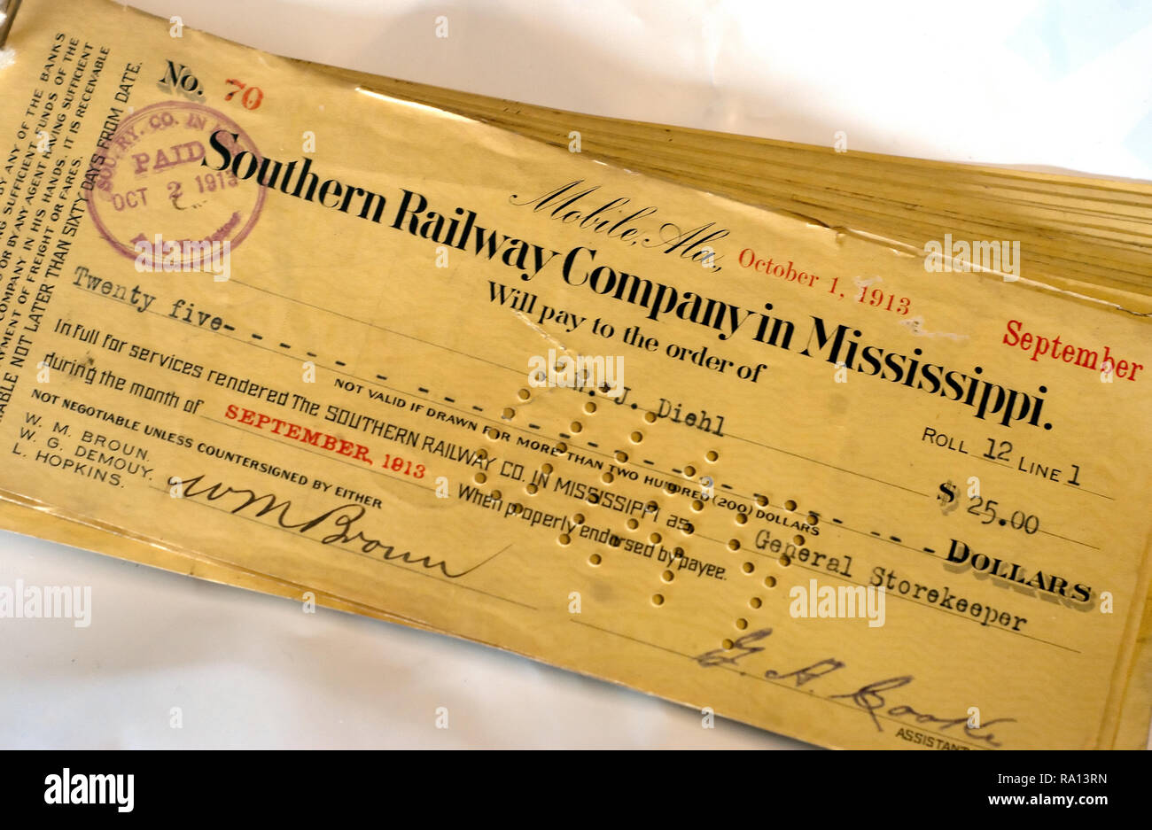Ein railroad Worker abgebrochen Gehaltsscheck, datiert 1913, ist auf dem Bild Meridian Railroad Museum am 31.01.15, 2011 in Meridian, Mississippi. Stockfoto