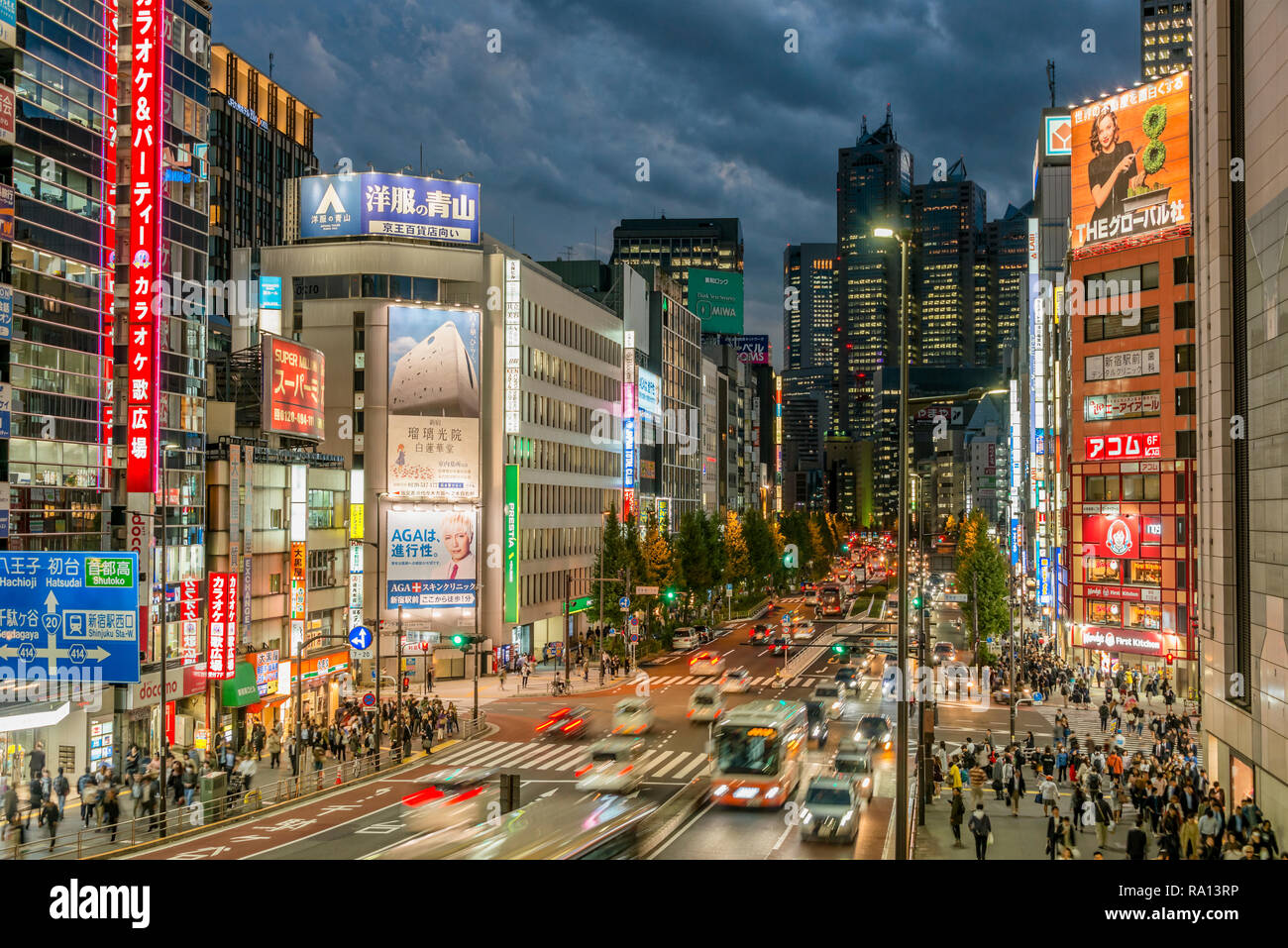 Stadtbild im Shinjuku Business District in der Nacht, Tokio, Japan Stockfoto