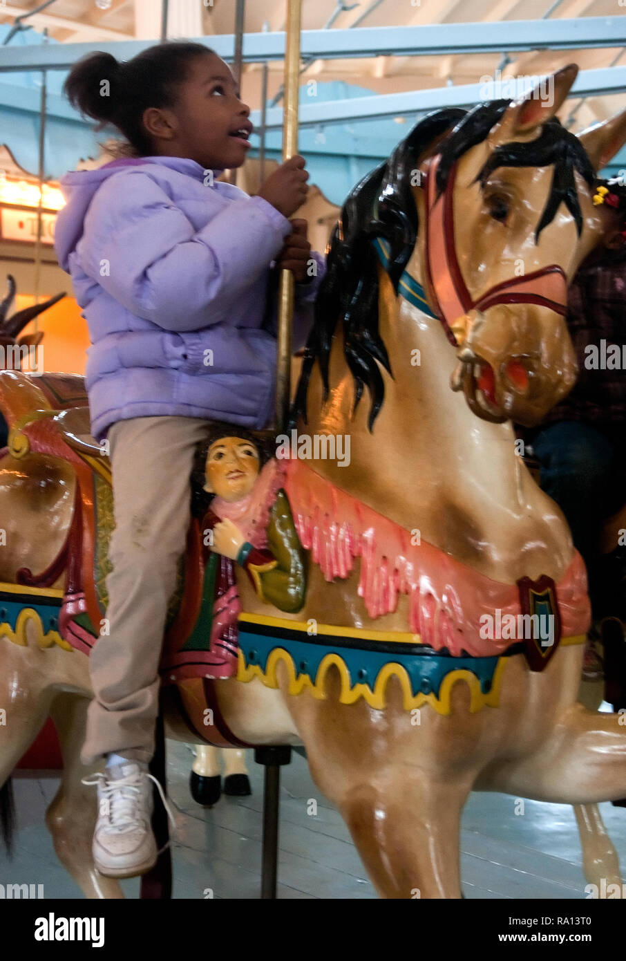 Alisha Lockhart, 6, reitet der Dentzel Carousel Jan. 15, 2011 in Meridian, Mississippi. Das Karussell wurde 1896 gebaut. Stockfoto