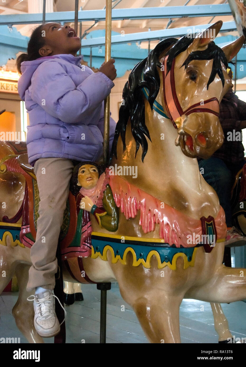 Alisha Lockhart, 6, reitet der Dentzel Carousel Jan. 15, 2011 in Meridian, Mississippi. Das Karussell wurde 1896 gebaut. Stockfoto