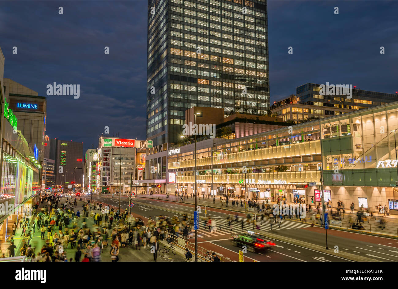 Neues Südtor der Shinjuku-Station an der Koshu Kaido-Allee nachts, Tokio, Japan Stockfoto