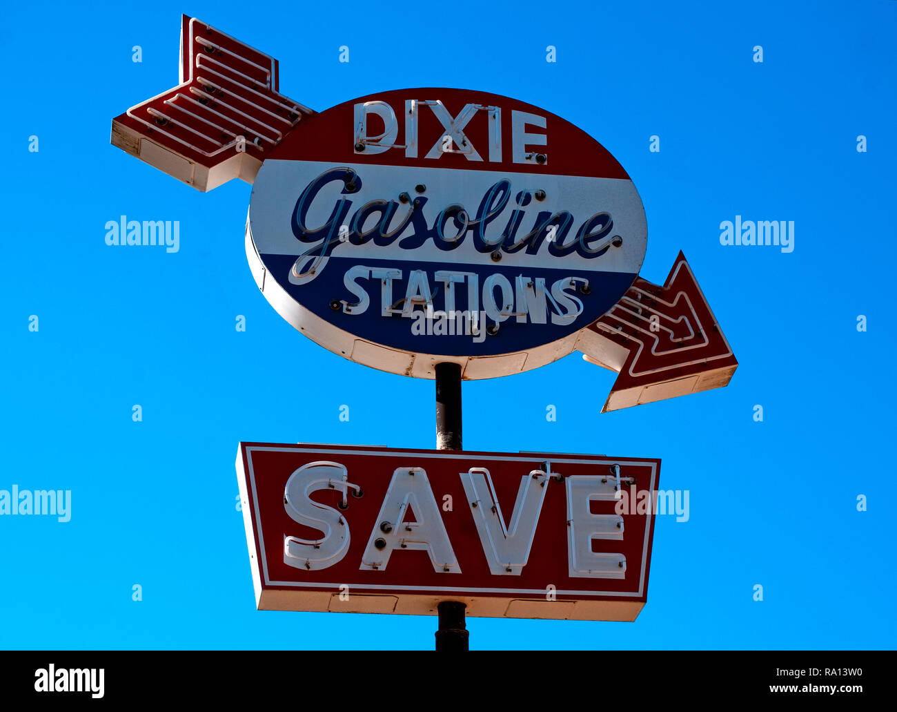 Ein Dixie Benzin Zeichen wirbt für eine Lang-Business auf der Fifth Street in Meridian, Mississippi geschlossen. Stockfoto