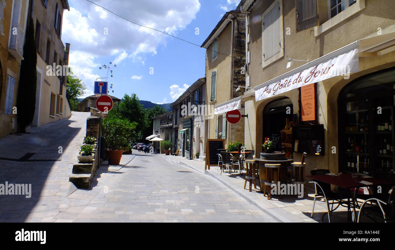 Kleines Dorf in der Provence. Blick auf die Straße von der kleinen Innenstadt in einer sehr sonnigen und warmen Tag. Ménerbes, Frankreich Stockfoto