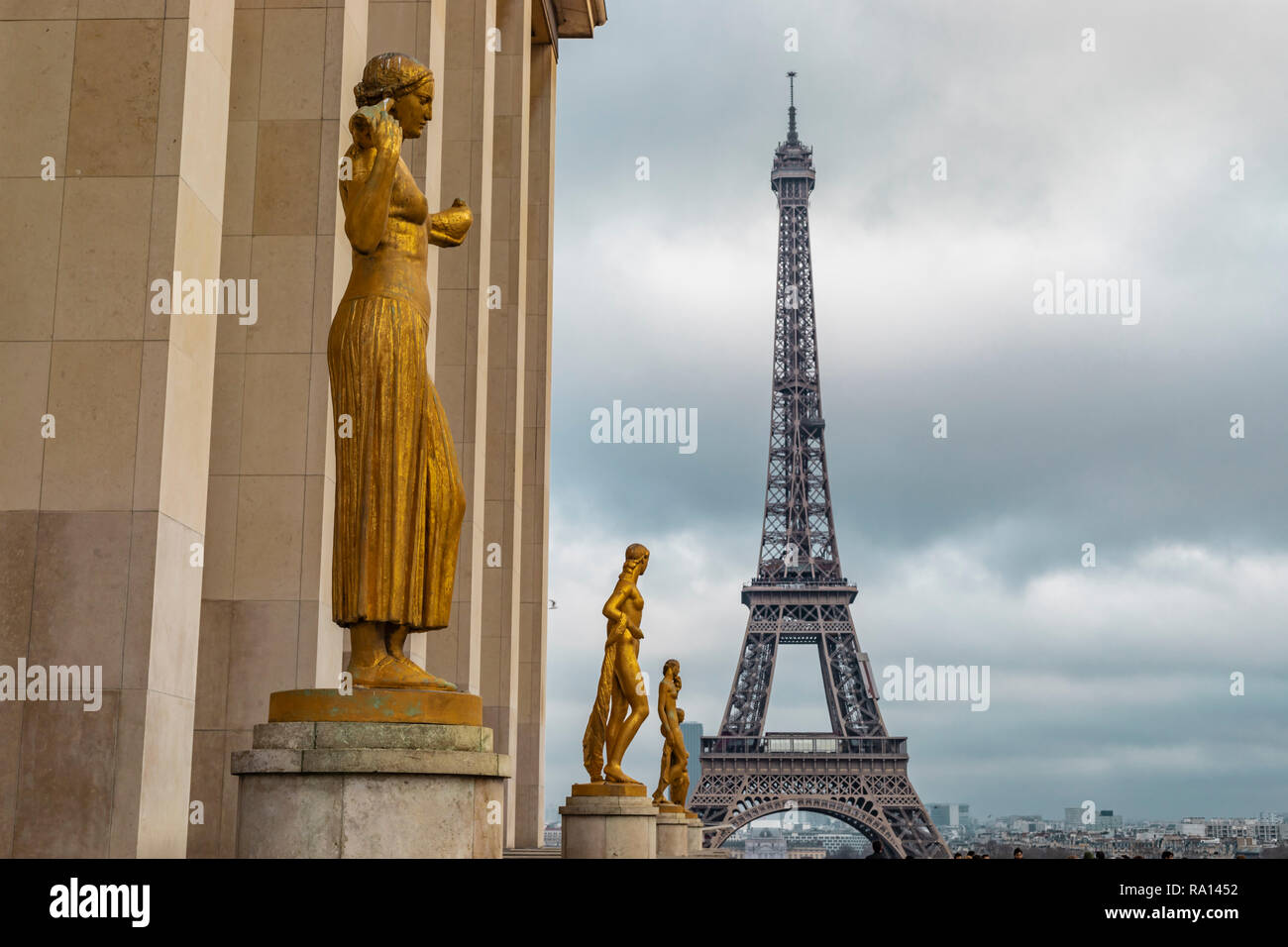 Paris, Frankreich, 27. Januar 2018: Blick auf die berühmten französischen Wahrzeichen Eiffelturm vom Trocadero Platz mit Statuen in der Stadt Paris, Frankreich. Stockfoto
