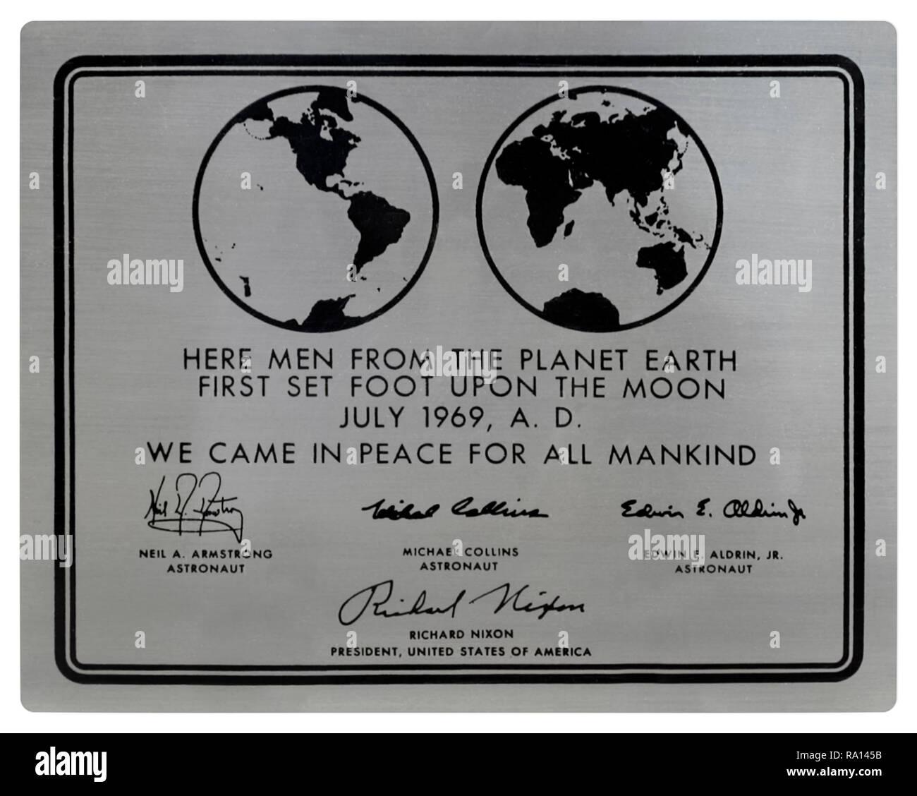 Eine Apollo 11 Edelstahl Plakette an der Apollo Lunar Module angeschlossen, die auf dem Mond gelandet. Von Jack Kinzler konzipiert, NASA der Text lautet: "Hier Menschen vom Planeten Erde Erste setzen Sie einen Fuß auf den Mond, Juli, 1969, AD. Wir kamen in Frieden für die ganze Menschheit" durch den eingravierten Unterschriften der trägt die Unterschriften von Neil Armstrong, Michael Collins, Buzz Aldrin und Präsident Richard Nixon. Die Plaketten aller erfolgreichen Missionen, landete auf dem Mond. Stockfoto