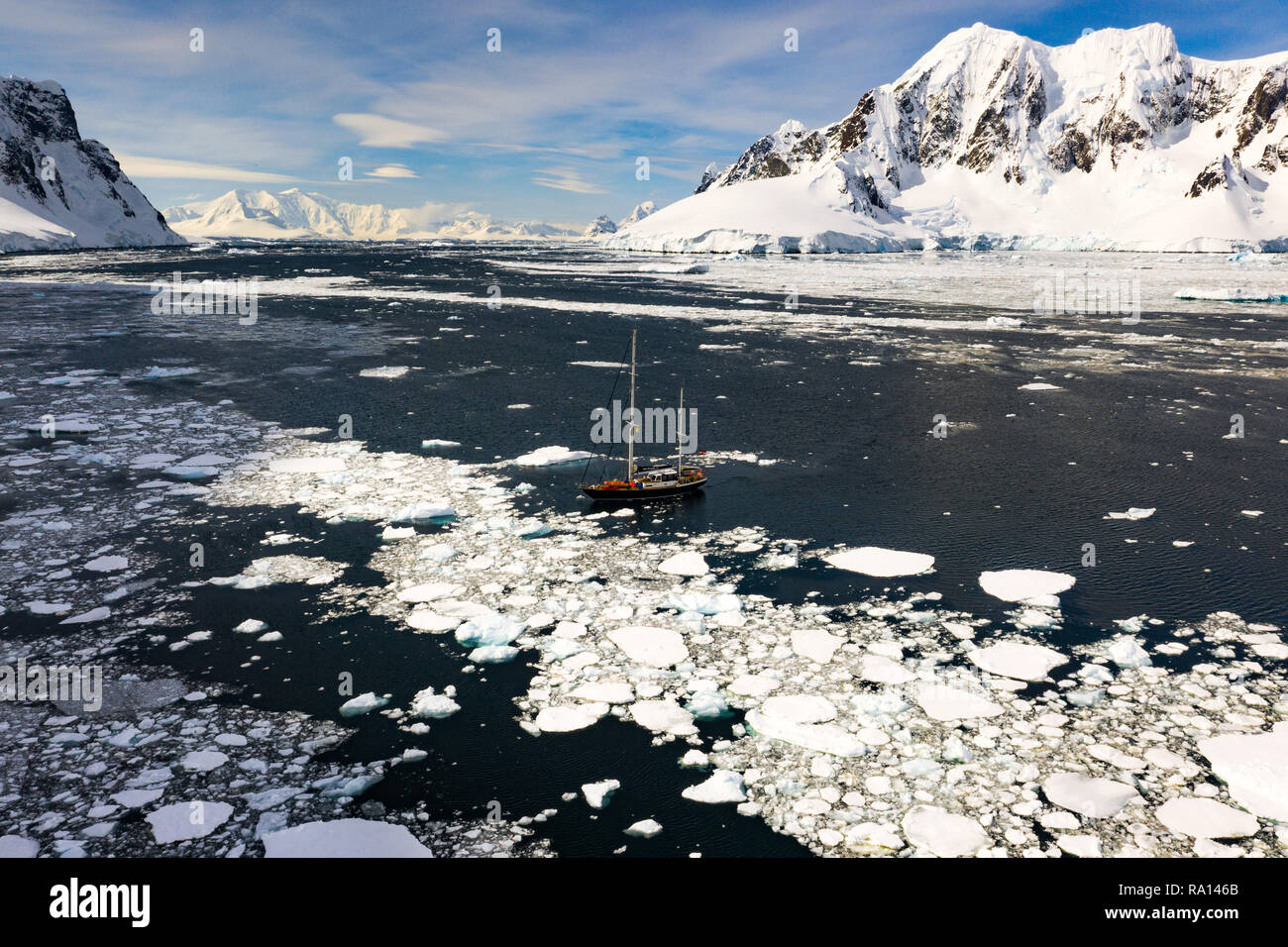 Segeln durch die eisigen Gewässern des Lemaire Kanals, Antarktis Stockfoto