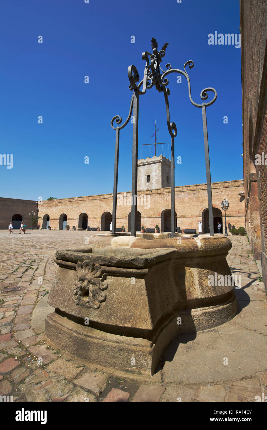 Ein Brunnen im Castell de Montjuïc (Montjuïc Schloss), ist eine alte militärische Festung 1640 Barcelona, Spanien gebaut Stockfoto