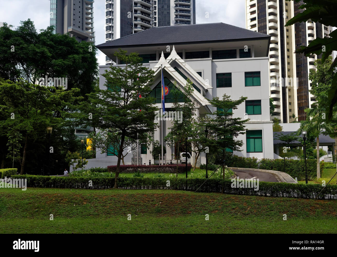 Die traditionelle Architektur der Thailändischen Botschaft in der Orchard Road, Singapur, durch moderne Hochhäuser von Appartements und Hotels übersehen Stockfoto
