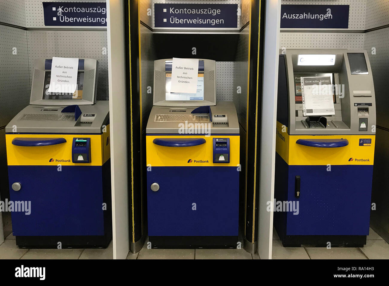 03 18 Berlin Berlin Deutschland Geldautomat Kontoauszugsdrucker Und Ueberweisungsterminal In Einer Postbank Filiale Ist Ausser Betrieb 00 S1 Stockfotografie Alamy