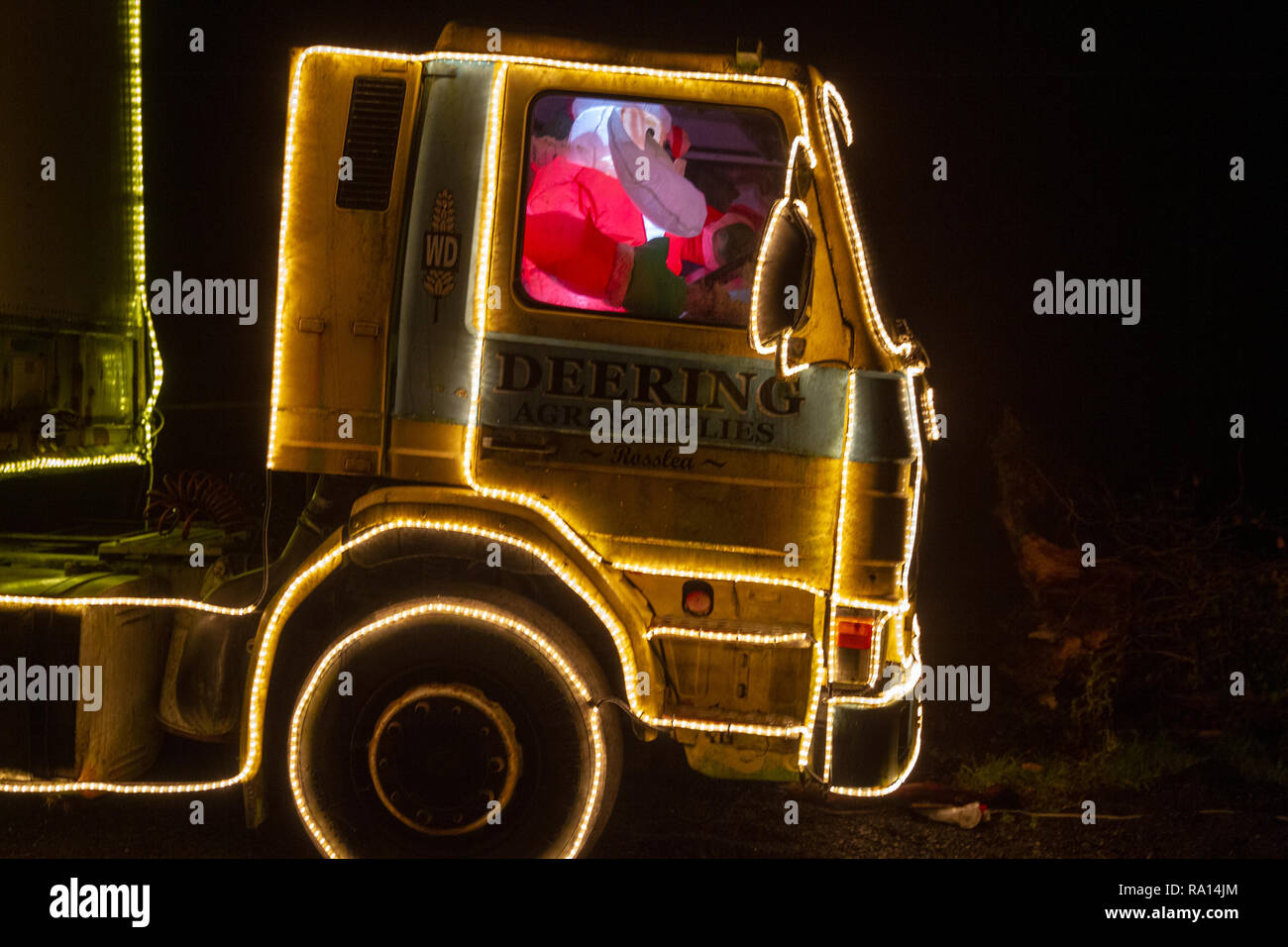 Cooneen Road, County Fermanagh Northern Ireland. 28. Dezember 2018 Lkw mit Weihnachtsbeleuchtung Stockfoto