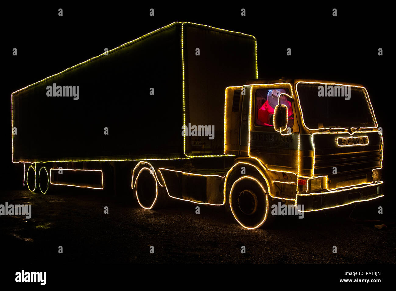 Cooneen Road, County Fermanagh Northern Ireland. 28. Dezember 2018 Lkw mit Weihnachtsbeleuchtung Stockfoto