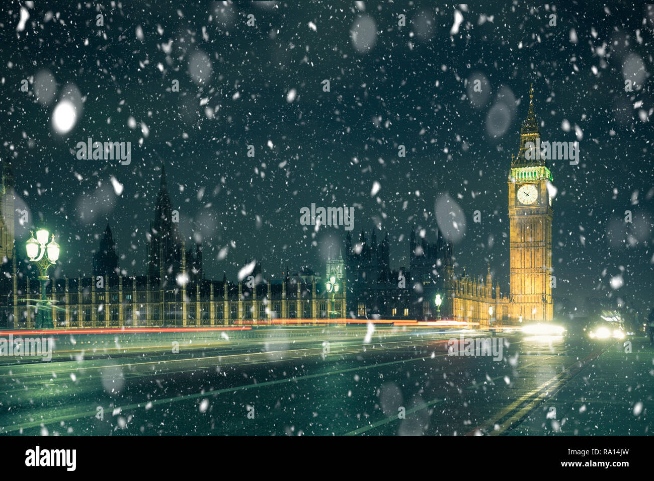 Winter Londoner Szene mit Big Ben und Westminster Abbey bei Nacht mit Schnee Stockfoto