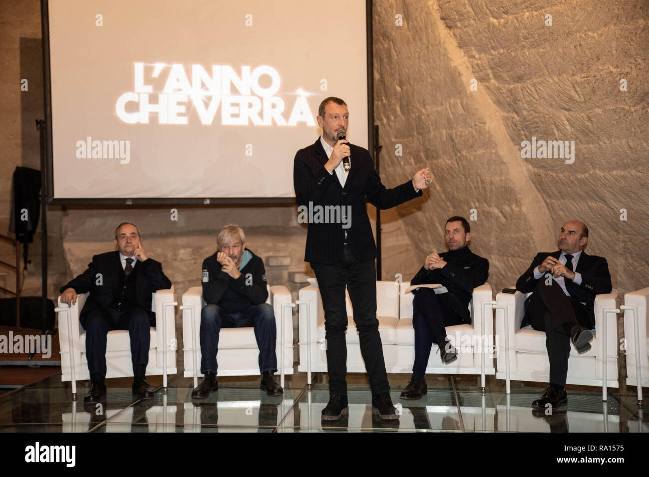 Matera, MT, Italien. 29 Dez, 2019. Amadeus Moderator der Rai 1 Fernsehprogramm gesehen Sprechen während der Pressekonferenz. Credit: Cosimo Martemucci/SOPA Images/ZUMA Draht/Alamy leben Nachrichten Stockfoto