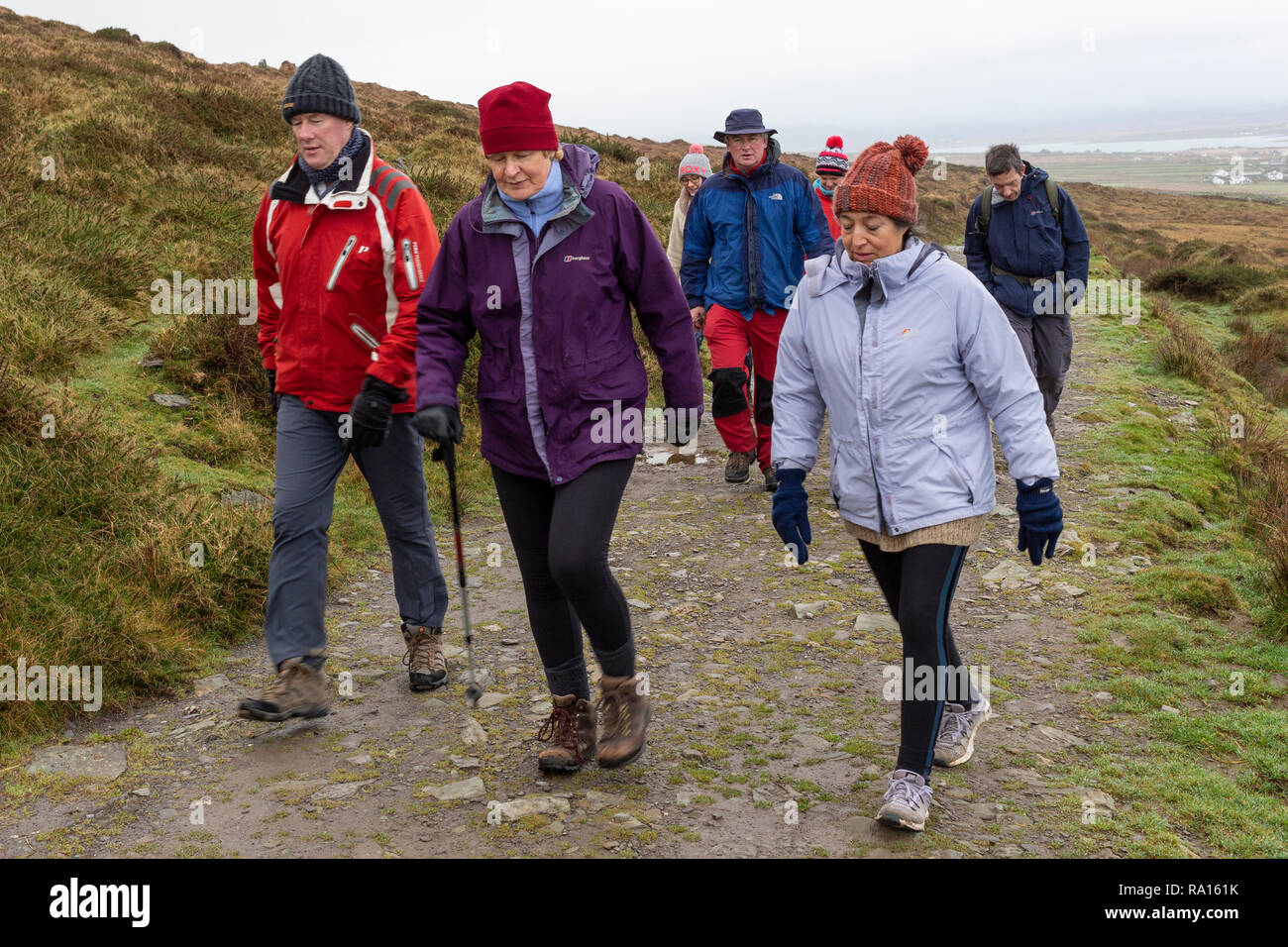Wanderer Wandern zwischen Weihnachten und Neujahr auf Valentia Island County Kerry Irland Stockfoto