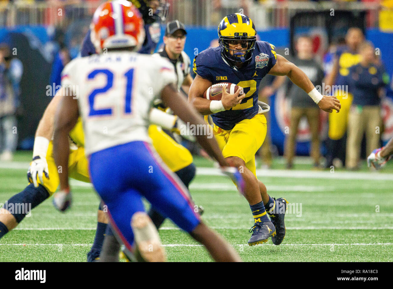 Atlanta, GA, USA. 29 Dez, 2018. Michigan Wolverines Verteidiger Ben Mason (42) läuft mit dem Ball in der Küken-fil-ein Pfirsich-schüssel bei Mercedes-Benz-Stadion in Atlanta, GA. (Scott Kinser/Cal Sport Media) Credit: Csm/Alamy leben Nachrichten Stockfoto