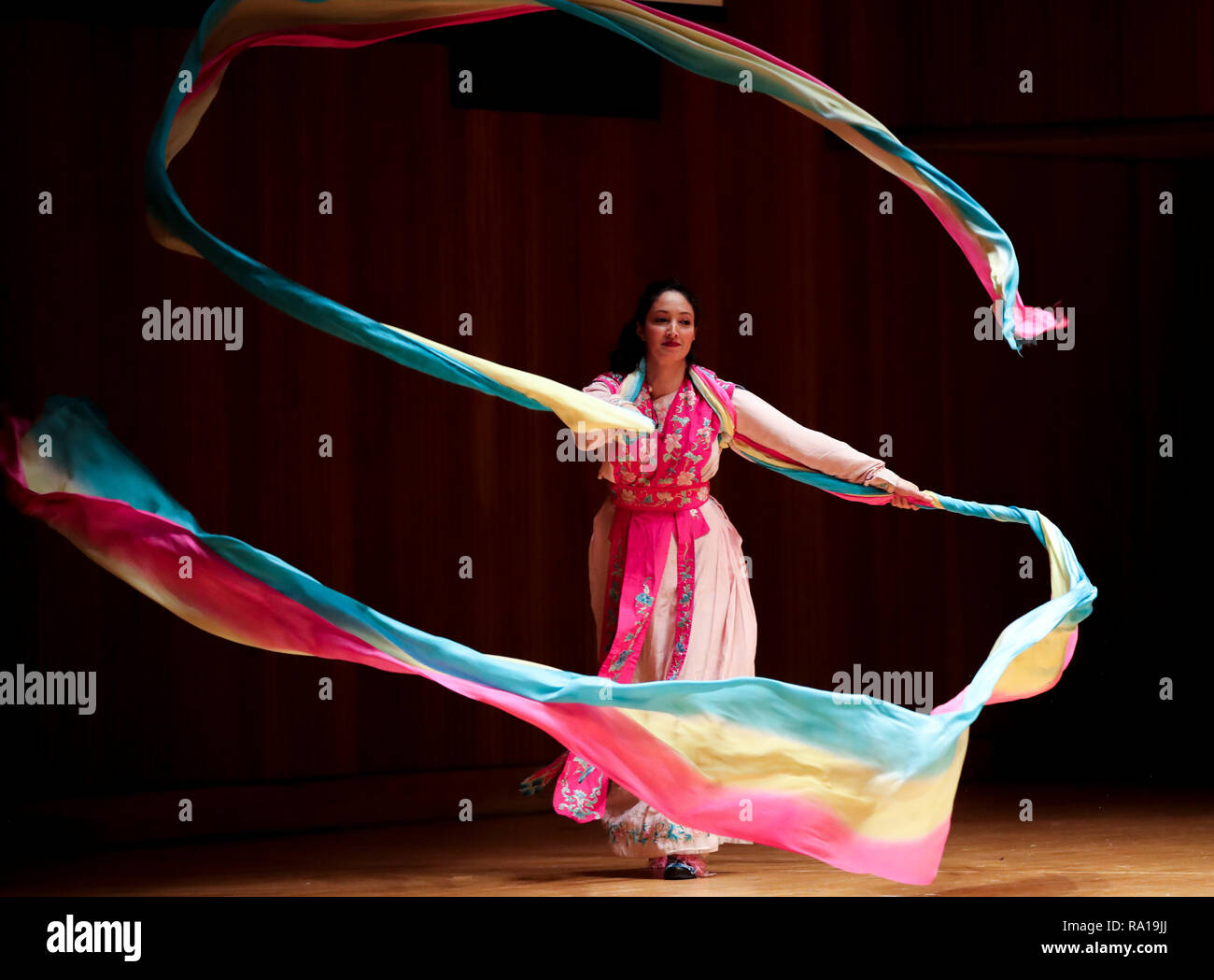 New York, USA. 29. Dezember 2018. Carrie Feyerabend Tänze mit Shuixiu, buchstäblich das Wasser Ärmel, die gekonnte Stunts in der Peking Oper, während einer öffentlichen zeigen an der State University von New York in Buffalo (UB) in Buffalo im Staat New York, USA, am 16. November, 2018. Trägt Feyerabend ist eine von den USA Quelle: Xinhua/Alamy leben Nachrichten Stockfoto