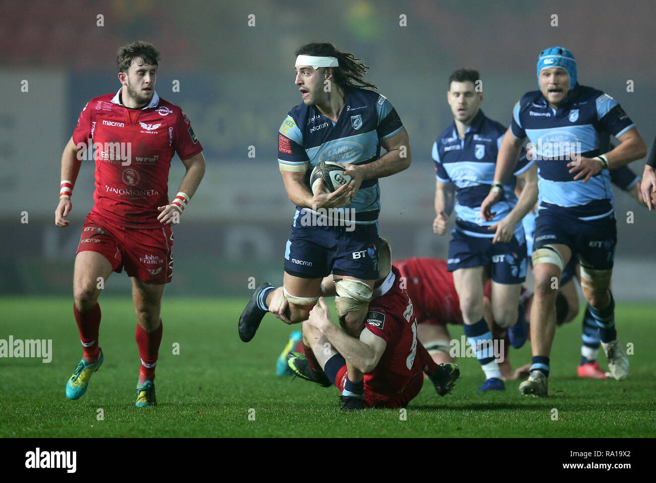 Llanelli, Wales, UK. 29. Dezember 2018. Josh Navidi der Cardiff Blues © in Aktion. Scarlets v Cardiff Blues Rugby, Guinness Pro 14 im Parc y in Llanelli Scarlets, South Wales am Samstag, den 29. Dezember 2018. Bild von Andrew Obstgarten/Andrew Orchard sport Fotografie/Alamy leben Nachrichten Stockfoto