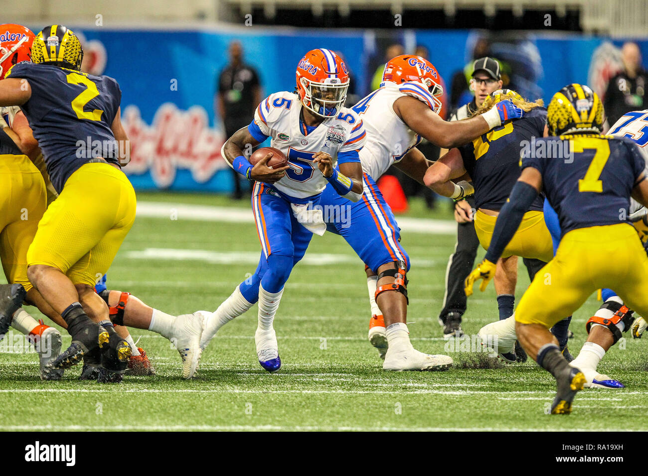 Dezember 29, 2018: Florida's Emory Jones (5) läuft bis Mitte während der Fil - eine Pfirsich-schüssel mit den Florida Gators und die Michigan Wolverines, bei Mercedes Benz Stadion in Atlanta, Georgia gespielt. Florida besiegte Michigan, 41-15, der Pfirsich-schüssel Meisterschaft zu behaupten. Cecil Copeland/CSM Stockfoto