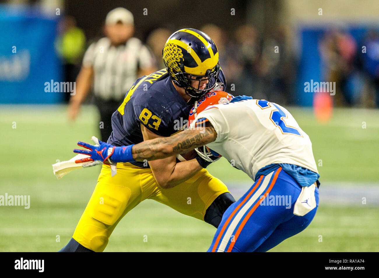 Dezember 29, 2018: Michigan's Zach Gentry (83) ist durch die Florida Brad Stewart, Jr (2) Während der Fil - eine Pfirsich-schüssel met mit den Florida Gators und die Michigan Wolverines, bei Mercedes Benz Stadion in Atlanta, Georgia gespielt. Florida besiegte Michigan, 41-15, der Pfirsich-schüssel Meisterschaft zu behaupten. Cecil Copeland/CSM Stockfoto